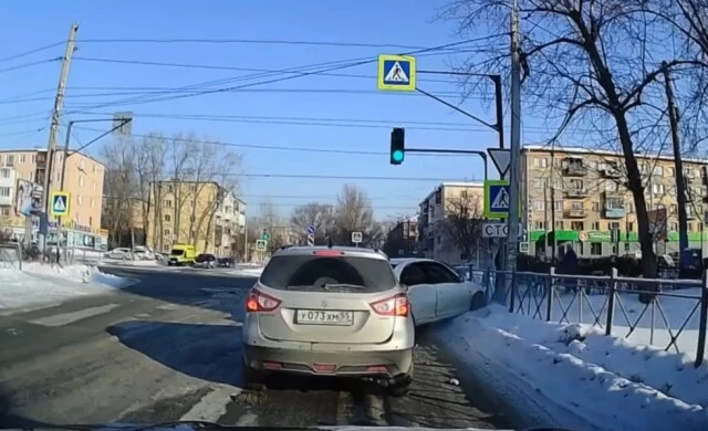 	Столкновение на перекрестке в Омске &#8212; пешеходы едва успели отбежать