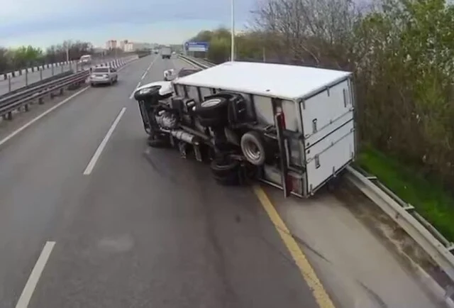  Фургон опрокинулся на трассе М-4 &laquo;Дон&raquo; в Краснодаре