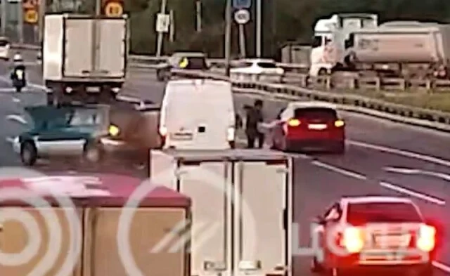  &laquo;Успел отбежать&raquo;: фургон въехал в стоящий посреди МКАД автомобиль