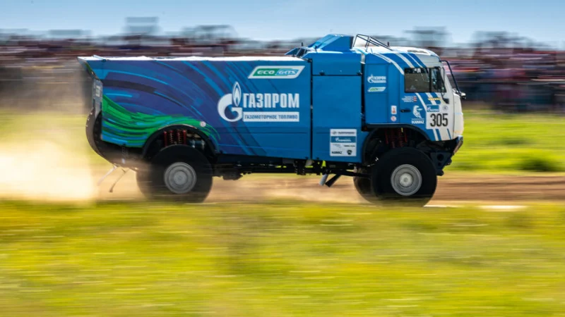 КАМАЗ выиграл этап &laquo;Шелкового пути&raquo; с оторванным капотом. Фото