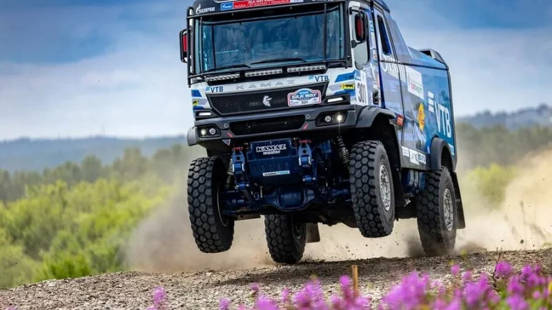 &laquo;Не спали всю ночь&raquo;. Сотников поблагодарил механиков КАМАЗа за ремонт машины