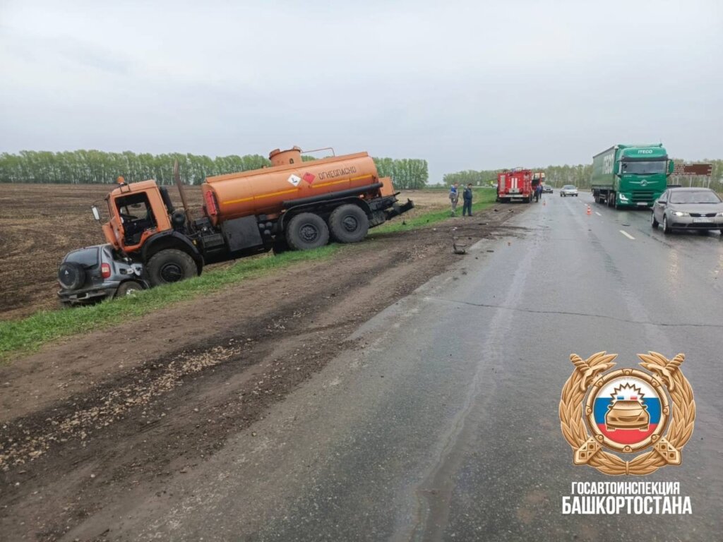 Под Уфой бензовоз выехал на встречную полосу и врезался в автомобиль &laquo;Шевроле Нива&raquo;
