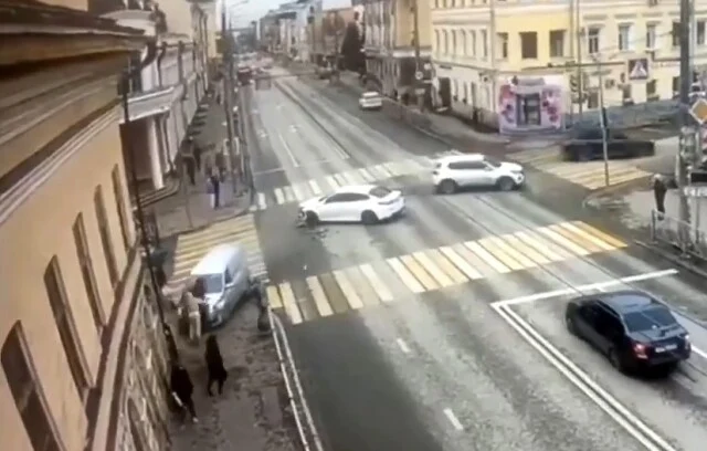  Автомобиль вылетел на тротуар и сбил пешеходов в результате ДТП в Казани