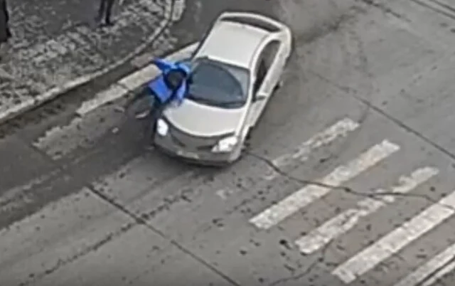  ДТП в Красноярске: легковой автомобиль сбил пешехода на пешеходном переходе