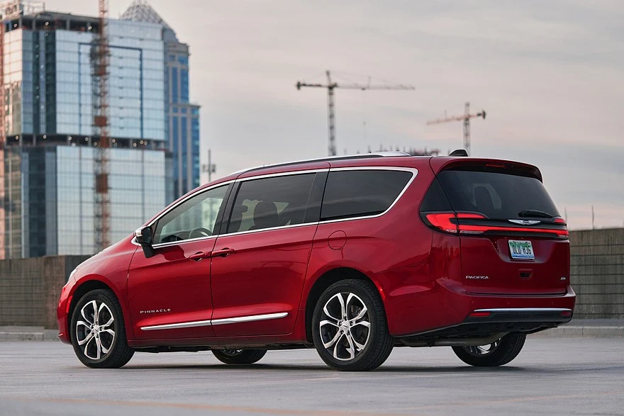 Дореформенный минивэн Chrysler Pacifica