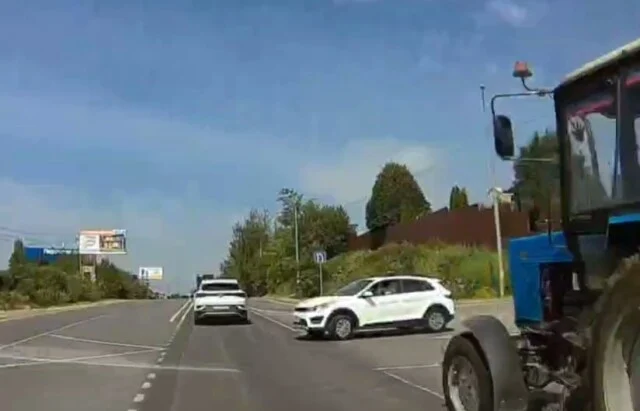  Момент ДТП на Новосходненском шоссе: трактор помешал?