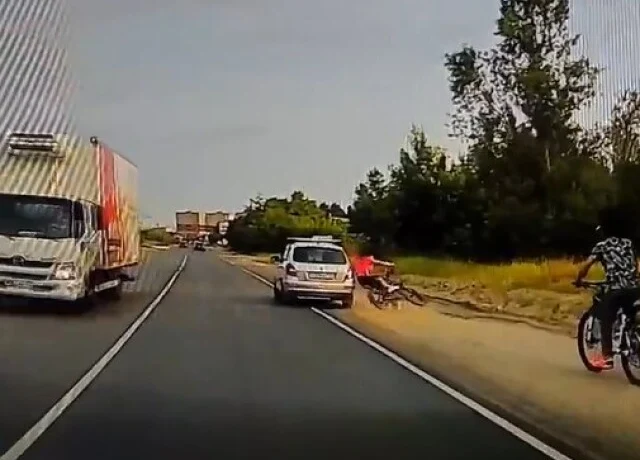  В Нижегородской области пьяный водитель сбил велосипедиста и устроил ДТП при попытке скрыться