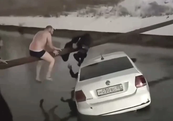  В Махачкале очевидцы спасли женщину и ребёнка из тонущего такси