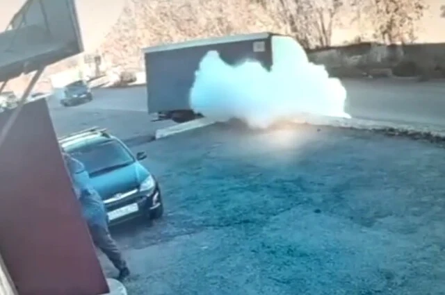  В Магнитогорске &laquo;Газель&raquo; полностью сгорела от наезда на бетонное ограждение