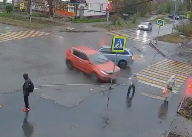  В Свердловской области в результате ДТП автомобиль вылетел на тротуар и сбил ребенка