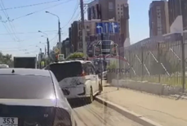  В Красноярске водитель минивэна пытался объехать пробку по тротуару, сбил дорожный знак и скрылс