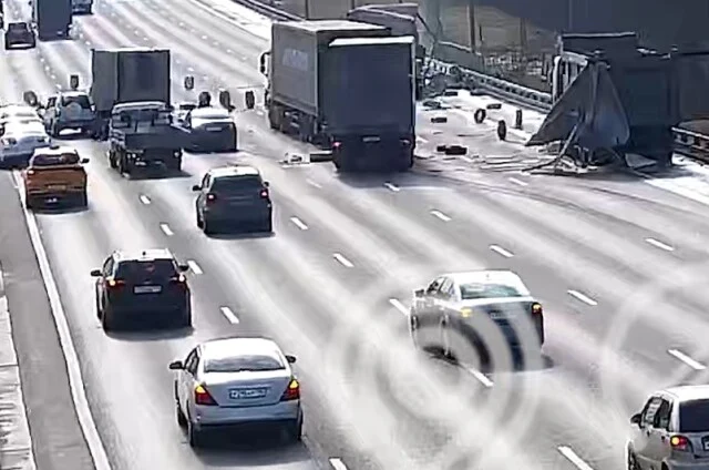  Курьезная авария на МКАД: грузовик растерял покрышки после столкновения с самосвалом