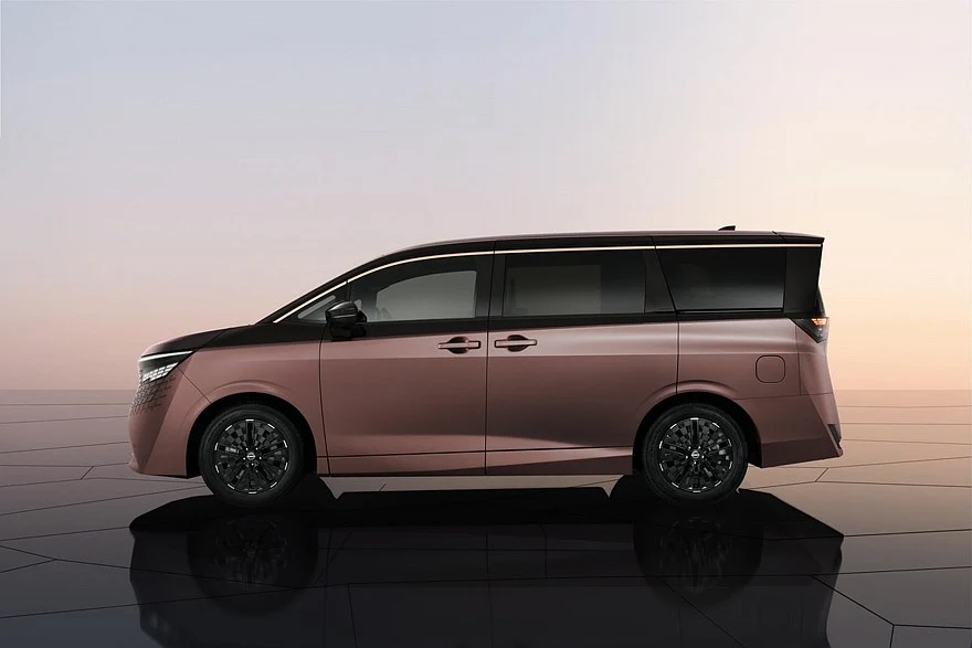 Стандартный новый Nissan Elgrand, предсерийный образец