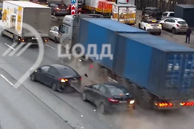  На МКАД водитель контейнеровоза снёс несколько автомобилей и скрылся