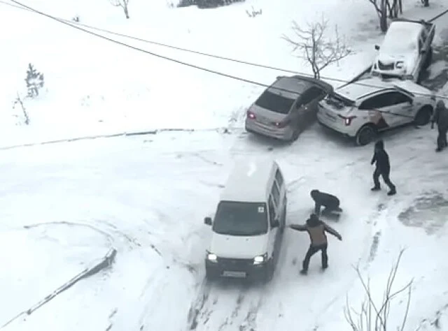  День жестянщика в Иркутске: несколько автомобилей не смогли забраться в гору и столкнулись