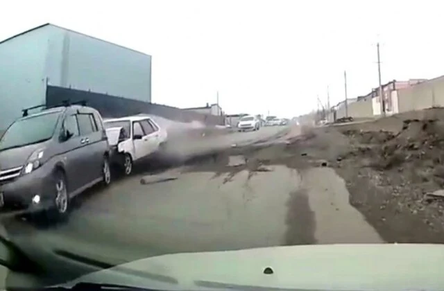  Момент ДТП в Бийске: &laquo;Лада&raquo; на скорости столкнулась с &laquo;Тойотой&raquo;