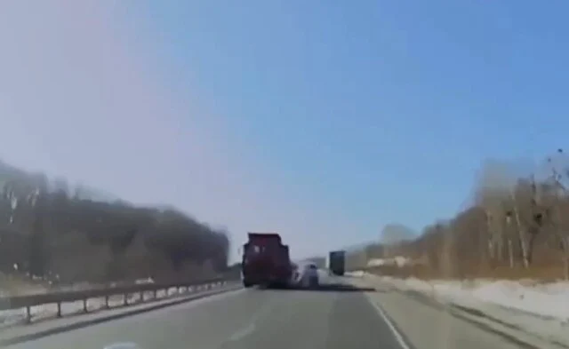  &laquo;Уснул за рулем&raquo;: в Приморье легковой автомобиль столкнулся со встречным грузовиком