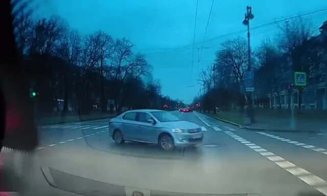  &laquo;Ехал и никого не трогал&raquo;: два автомобиля столкнулись на перекрестке в Петербурге