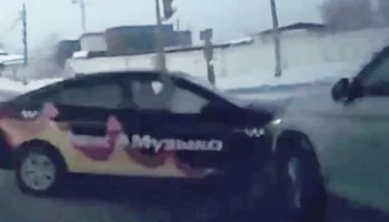  &laquo;Пытался проскочить&raquo;: таксист устроил ДТП на перекрестке в Красноярске