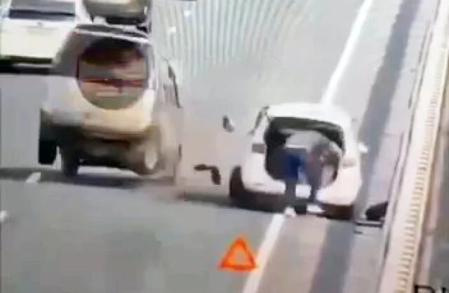  &laquo;Родился в рубашке&raquo;: микроавтобус перевернулся на Низководном мосту во Владивостоке