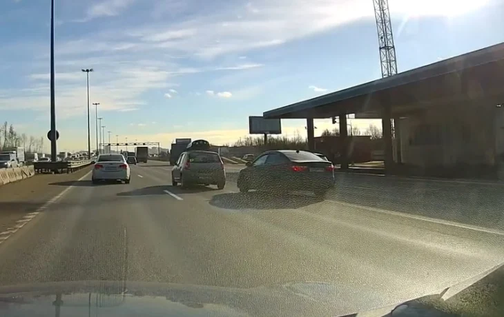  На КАД водитель седана играл в шашки за рулем и перевернулся