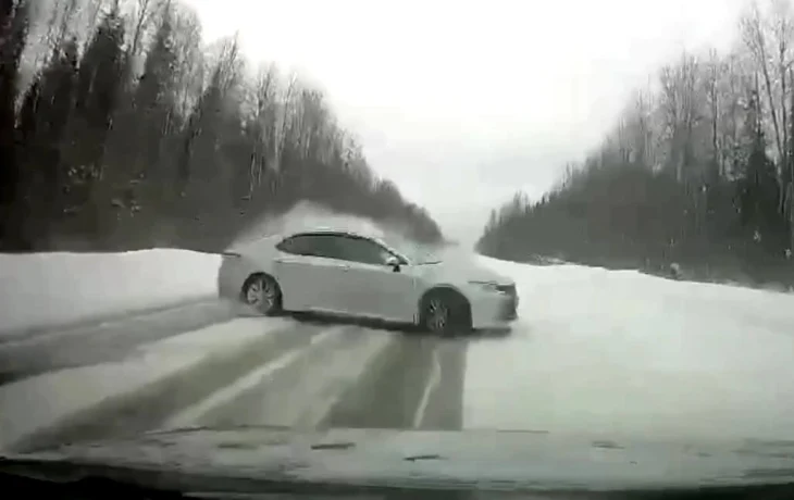  &laquo;Не справилась с управлением при обгоне&raquo;: &laquo;Лада&raquo; и &laquo;Тойота&raquo; столкнулись на загородной дороге в К