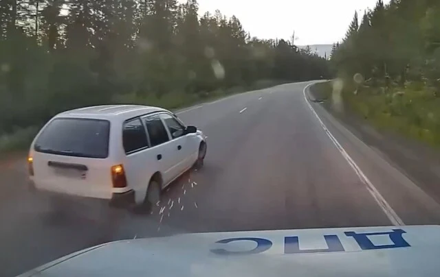  В Иркутской области сотрудники ДПС открыли стрельбу по колесам, чтобы задержать угонщика