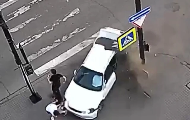  В Красноярске в результате ДТП &laquo;Хонда&raquo; вылетела на тротуар и сбила подростков