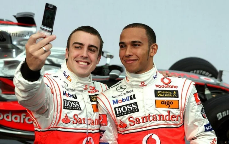 &laquo;Не могу в это поверить!&raquo; Льюис Хэмилтон подколол Фернандо Алонсо