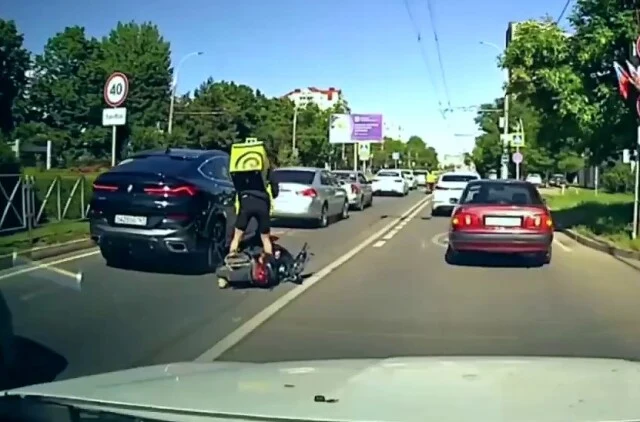  В Краснодаре курьер на мопеде влетел в попутный BMW
