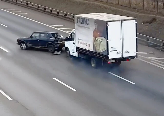  &laquo;Выехал не глядя&raquo;: камера запечатлела момент жесткого ДТП на МКАД