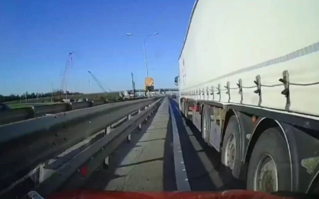  &laquo;Фура перестраивалась&raquo;: кто виноват в ДТП на трассе?