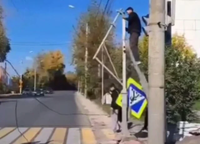  В Томске рабочий упал во время демонтажа дорожного знака