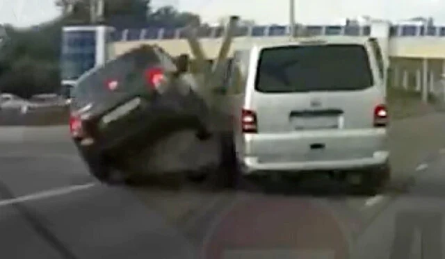  ДТП перед Бельским мостом в Уфе: водитель микроавтобуса пытался повернуть налево с правой полосы