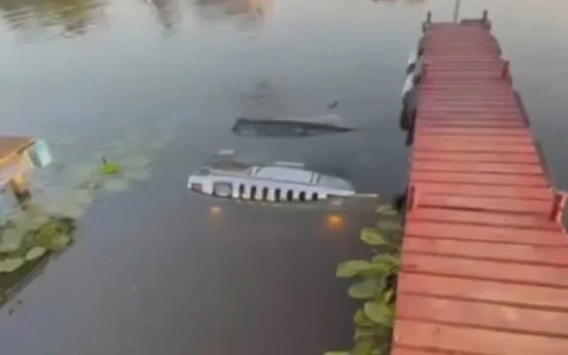  Hummer ушел под воду в Калининграде