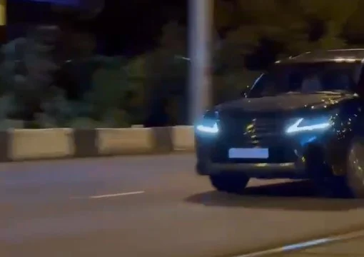  &laquo;Водитель хотел исполнить трюк&raquo;: Lexus пробил ограждение и упал с моста в реку в Нижнем Тагиле