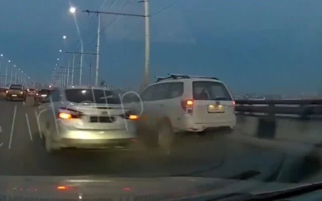  В Иркутске водитель седана пытался играть в шашки за рулем и столкнулся с кроссовером