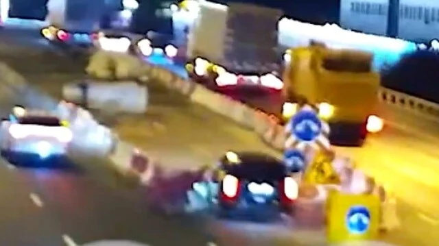  &laquo;Иду по приборам&raquo;: автомобиль въехал в ограждение на МКАД