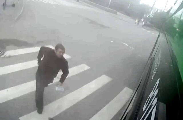 В Челябинске пьяный мужчина бросился на автобус