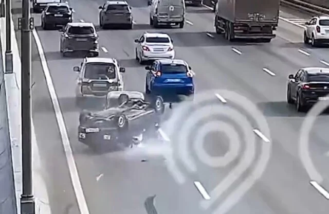  Очередная авария на МКАД: водитель &laquo;Жигулей&raquo; не справился с управлением и перевернулся