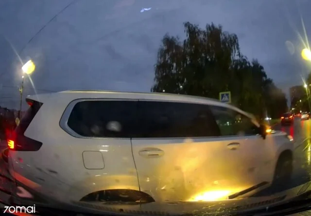  &laquo;Он меня специально ударил&raquo;: кто виноват в ДТП на перекрестке в Курске?