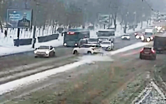  Автобус врезался в столб в результате ДТП в Белгороде