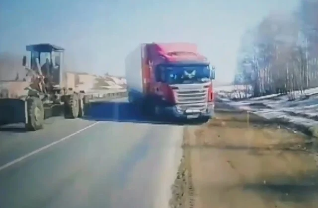  ДТП на трассе М-5: водитель фуры пытался объехать стоящий грейдер и столкнулся с &laquo;Газелью&raquo;