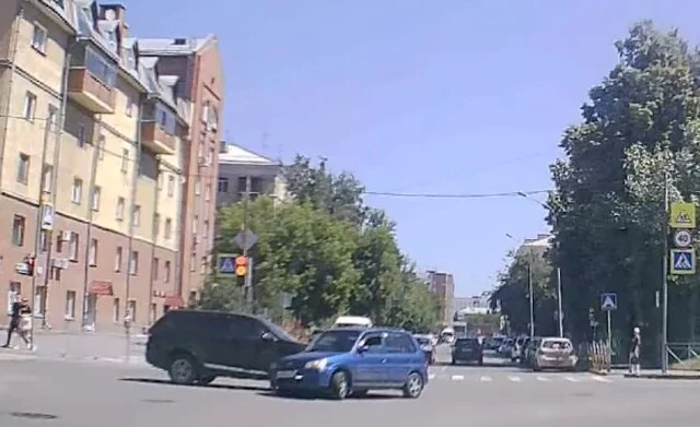  Момент ДТП в Новосибирске: один водитель пытался успеть повернуть, а другой двигался на жёлтый
