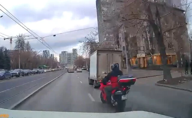  &laquo;Закрыл сезон&raquo;: байкер въехал в автомобиль в Екатеринбурге