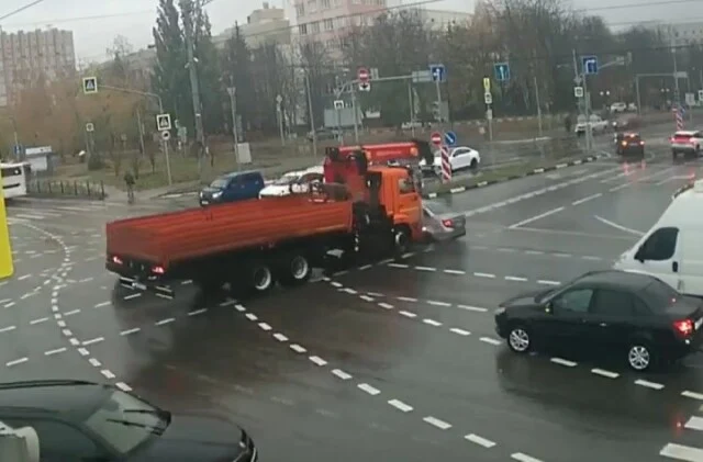  КамАЗ смял &laquo;Ладу&raquo; на перекрестке в Белгороде
