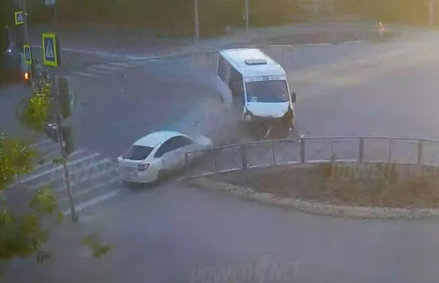  Легковой автомобиль и маршрутка столкнулись на перекрестке в Волжском