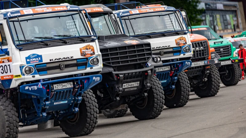 &laquo;Берем Тимати в экипаж?&raquo; Популярный рэпер сел за руль гоночного КАМАЗа