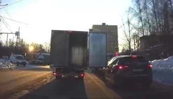  В Кирове водитель &laquo;Газели&raquo; задел стоящую на светофоре &laquo;Мазду&raquo; и уехал