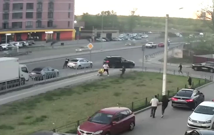  Расступитесь, барин едет! В Воронеже водитель автомобиля BMW избил курьера